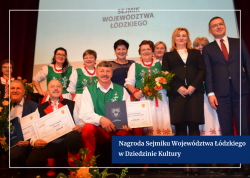 Zespół Leszczynianki odbierający nagrodę Sejmiku Województwa Łódzkiego w dziedzinie kultury