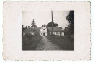 1.	Dwór w&nbsp;Leszczynku lata 50-te, zdjęcie ze zbiorów Pana E. Grzelaka