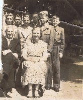 12.	Uczniowie z&nbsp;kierownikiem i&nbsp;nauczycielką, zdjęcie ze zbiorów Pana R. Sawickiego