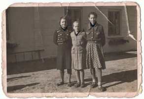 14.	Przed szkołą, zdjęcie ze zbiorów Pani K. Kosmali
