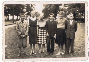 15.	Przed szkołą, zdjęcie ze zbiorów Pani K. Kosmali