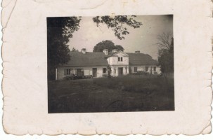 2.	Dwór w&nbsp;Leszczynku lata 50-te, zdjęcie ze zbiorów Pana E. Grzelaka
