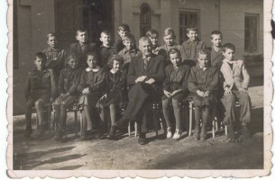 3.	Grupa uczniów z&nbsp;kierownikiem A. Królem, zdjęcie ze zbiorów Pana E. Grzelaka