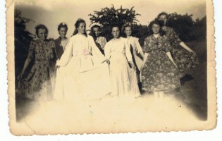 8.	Szkolne przedstawienie, zdjęcie ze zbiorów Pana M. Zawieruchy